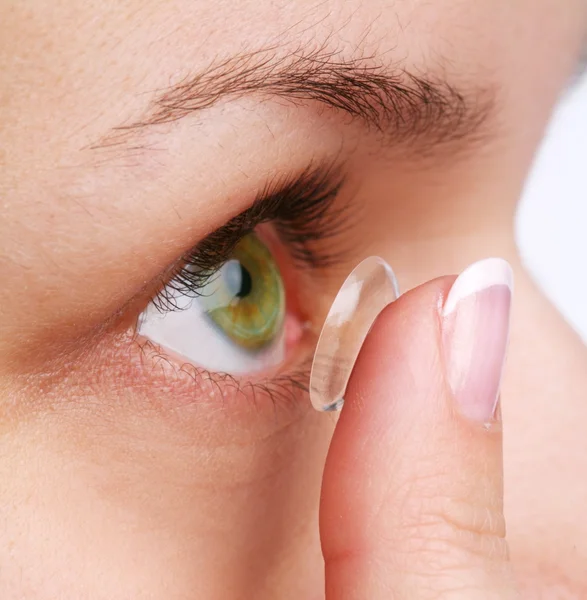 Mänskliga ögat med korrigerande lins på en vit — Stockfoto
