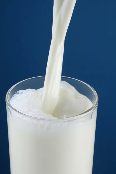 Verter la leche del frasco en un vaso — Foto de Stock