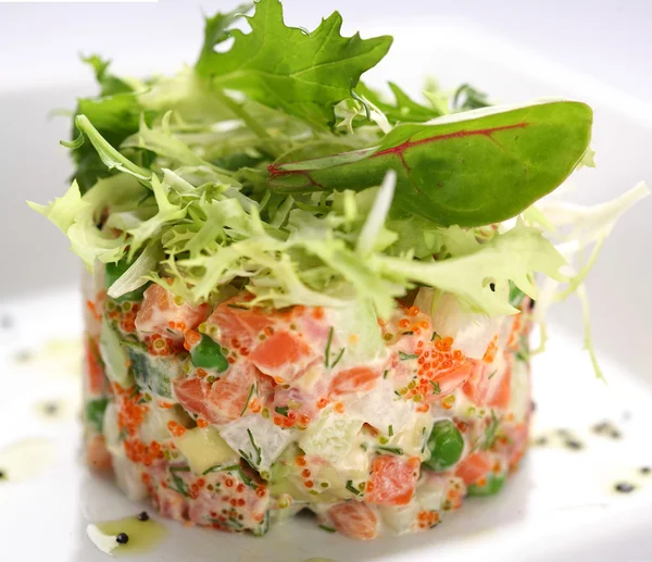 Salada com salmão, caviar e arugula em um fundo branco — Fotografia de Stock