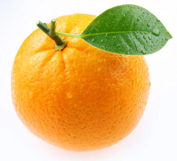 Reife Orange mit Blättern auf weißem Hintergrund — Stockfoto