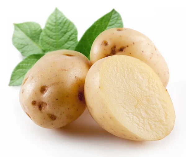 Жовта картопля з листям на білому тлі — стокове фото