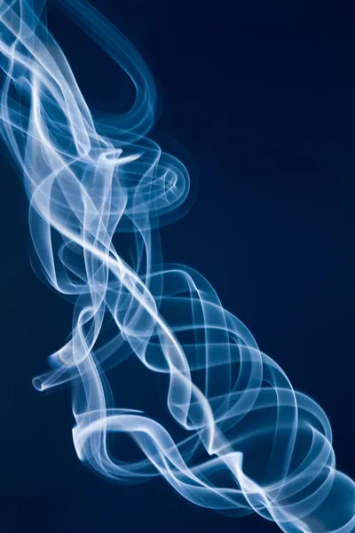 Αεριωθούμενο αεροπλάνο του λευκό καπνό σε γαλάζιο φόντο — Φωτογραφία Αρχείου
