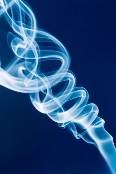 Струя белого дыма на голубом фоне — стоковое фото