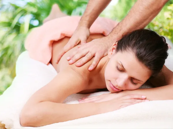 Giovane donna ottiene un massaggio. Gli occhi sono chiusi . — Foto Stock