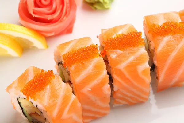 Conjunto de sushi japonés en un plato —  Fotos de Stock