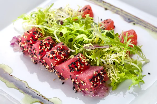 Rauwe vis tonijn met salade Fries — Stockfoto