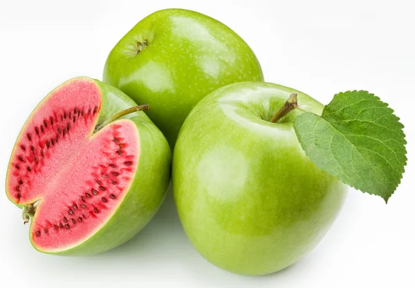 Fruchtfleisch Wassermelone zum Schneiden von grünem Apfel. — Stockfoto