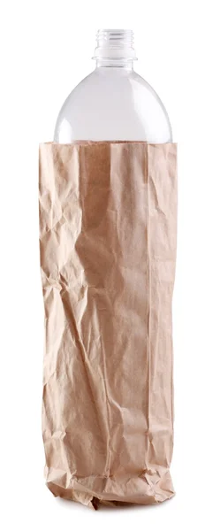 Tom plastflaska i en papperspåse på vit bakgrund. — Stockfoto