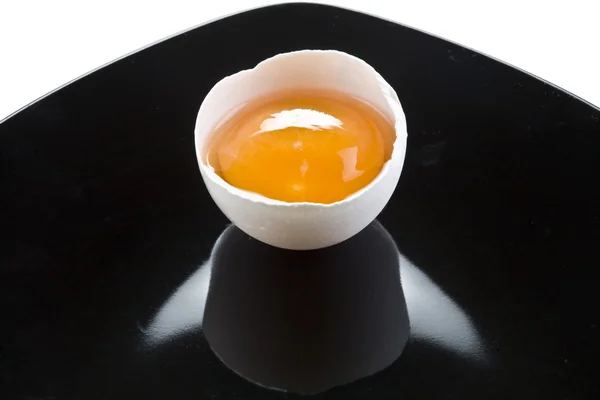 Polovina bílá vejce na černý plát. — Stock fotografie