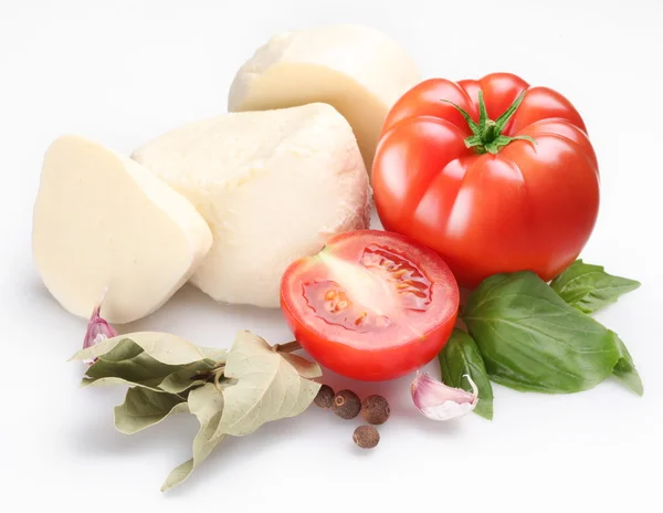 Ingredients for making salad with mozzarella and tomatoes on a w — Stock Photo, Image