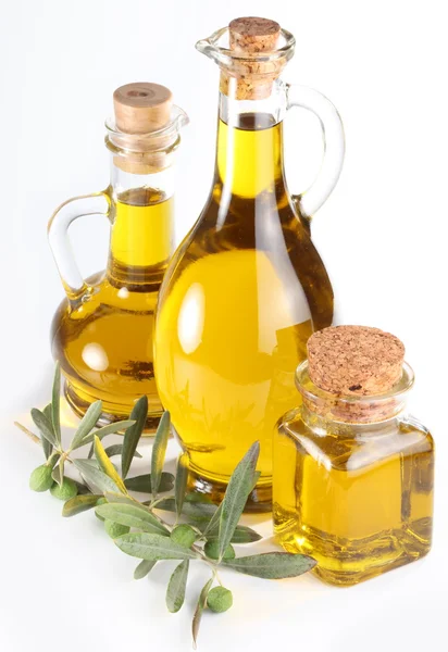Ramo con olive e bottiglie di olio d'oliva isolate su bianco — Foto Stock