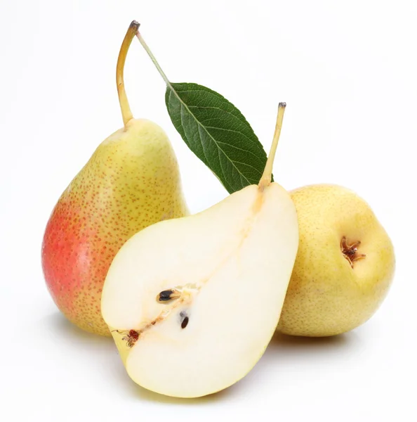 Två mogna päron och hälften av dem. — Stockfoto