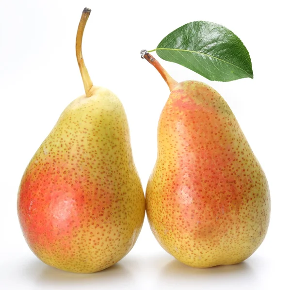 Två aptitretande päron med ett blad. — Stockfoto