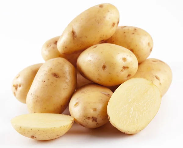 Žluté brambory s oddíly na bílém pozadí — Stock fotografie