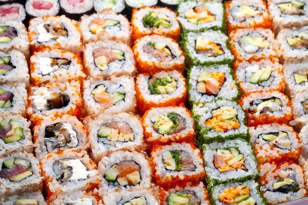 Sushi och rullar — Stockfoto