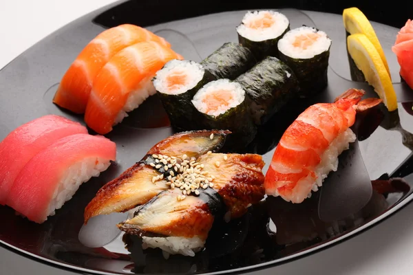 Conjunto de sushi japonés en un plato — Foto de Stock