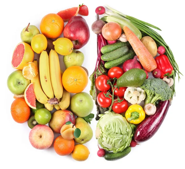 Fruits et légumes en forme de deux demi-cercles sur fond blanc — Photo