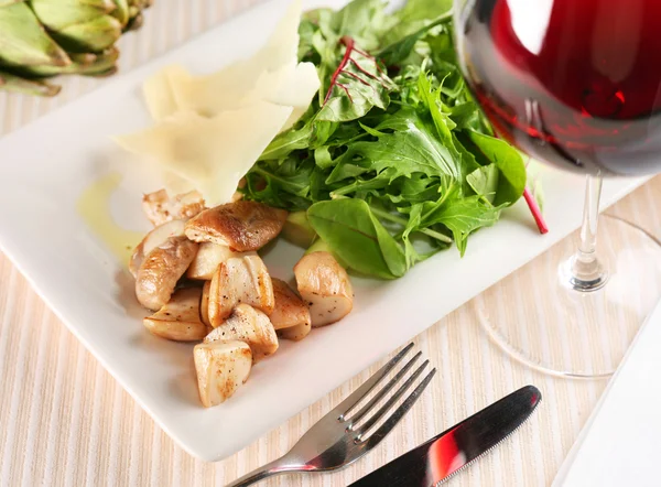 Salada com cogumelos porcini e arugula — Fotografia de Stock