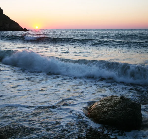 Krajina s vlnami moře a ranní úsvit — Stock fotografie