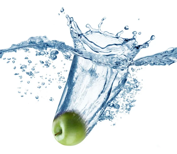 Jabłko spada głęboko pod wodą z duży splash. — Zdjęcie stockowe