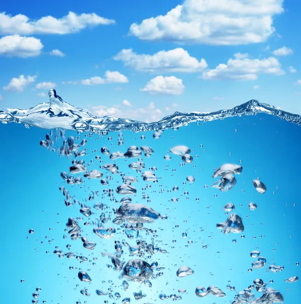 Burbujas de aire se elevan desde el fondo del océano a la superficie . — Foto de Stock