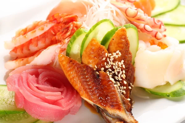 Σύνολο ιαπωνικό σούσι σε ένα πιάτο — Φωτογραφία Αρχείου