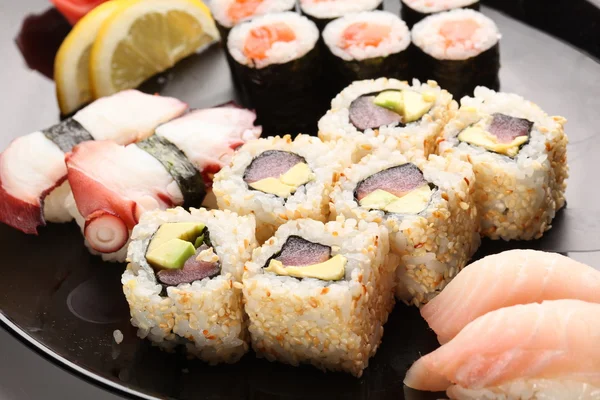 Набор японских суши на тарелке — стоковое фото