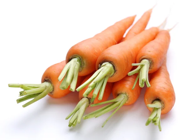 Zanahorias frescas maduras sobre un fondo blanco . — Foto de Stock