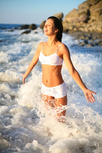 Menina bonita feliz nas ondas do mar — Fotografia de Stock