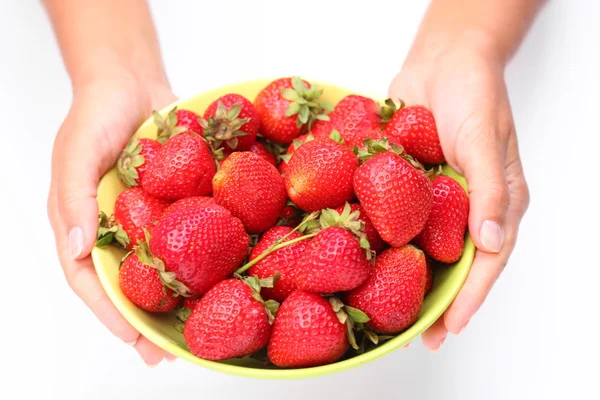 Geschirr mit Erdbeeren in Frauenhand. — Stockfoto