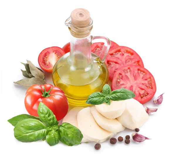 Zutaten für Salat mit Mozzarella und Tomaten auf einem Tisch — Stockfoto