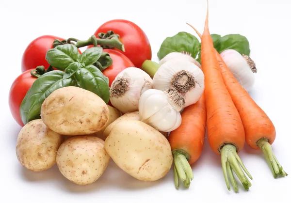 Friss zöldségek csoportja fehér alapon — Stock Fotó