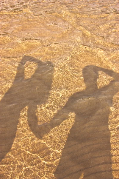抽象的なシルエットの男と海底の女の子 — ストック写真