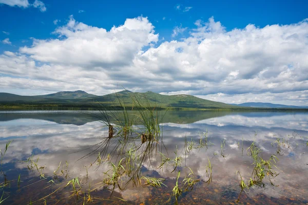 Russo Primorye belo lago — Fotografia de Stock