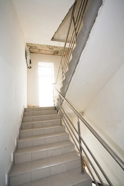 Po schodach w budynku w trakcie budowy — Zdjęcie stockowe