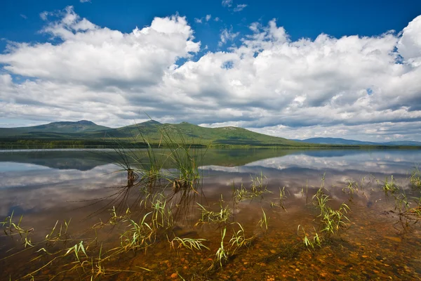 Krásné jezero mraky — Stock fotografie