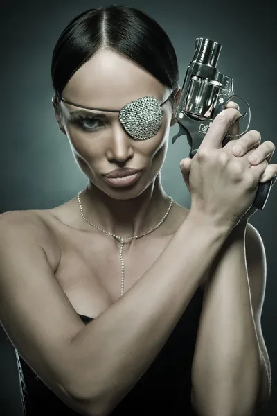 Preto cabelo jovem mulher retrato com revólver, estúdio tiro — Fotografia de Stock