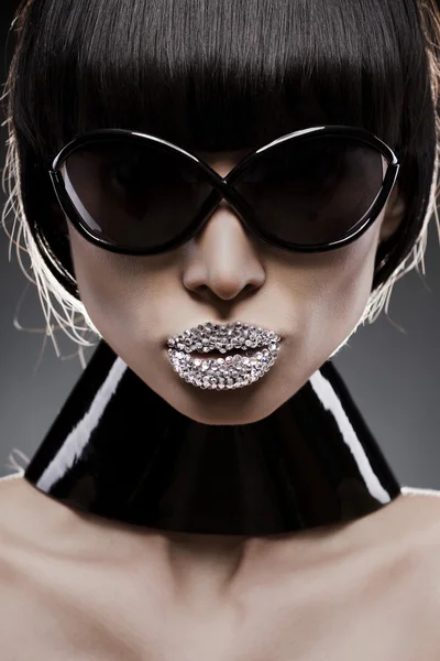 Capelli neri giovane donna ritratto con un originale make-up fine occhiali da sole, s — Foto Stock