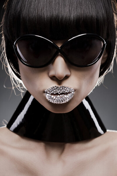 Черные волосы портрет молодой женщины с оригинальным макияжем и солнцезащитными очками, s
