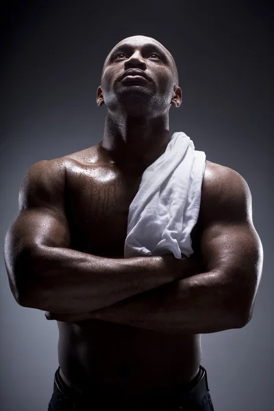 Черный мужчина с сильным и сексуальным телом — стоковое фото