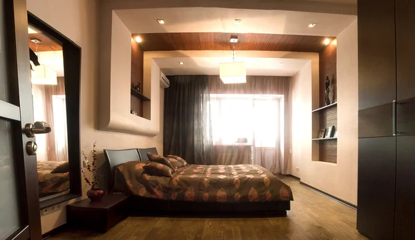 Sovrum med stor dubbelsäng med vit säng. design i öst stil — Stockfoto