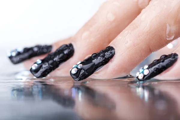 De verfijnde mooie vrouwelijke vingers met originele ontwerp manicure — Stockfoto