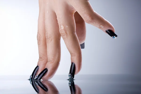 Os belos dedos femininos refinados com manicura de desenho original — Fotografia de Stock