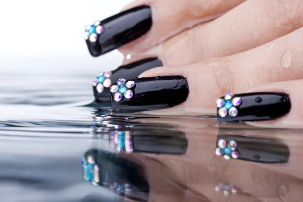 De verfijnde mooie vrouwelijke vingers met originele ontwerp manicure — Stockfoto