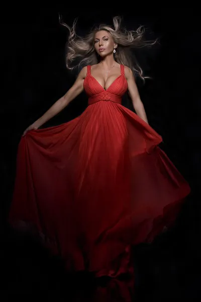 红色礼服的奢华女人 — 图库照片