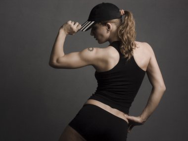 Studio gri arka plan üzerinde sporcu kız