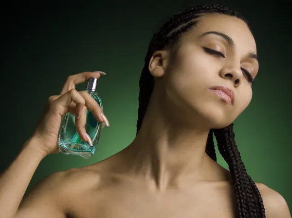 Mladá dívka s parfémy v mírném tónu — Stock fotografie