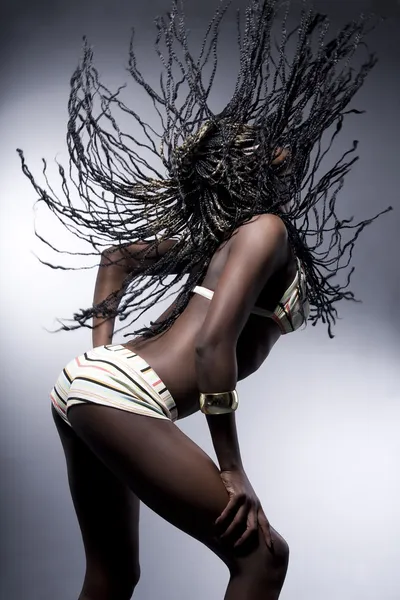 Сексуальная черная девушка в шортах и купальник с летящими волосами — стоковое фото
