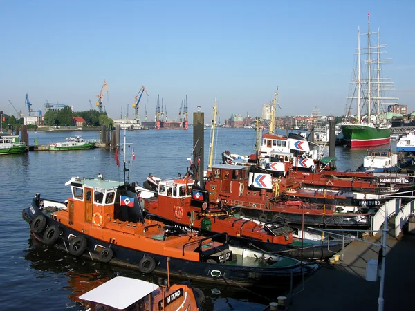 Lodě v přístavu v Hamburku — Stock fotografie