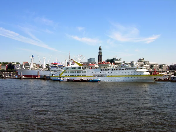 Navios no porto de Hamburgo — Fotografia de Stock